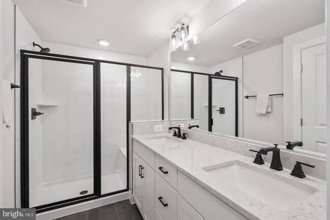Building Photo - 45176 Drowes Ter