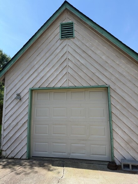 Building Photo - 414 Crest Ct