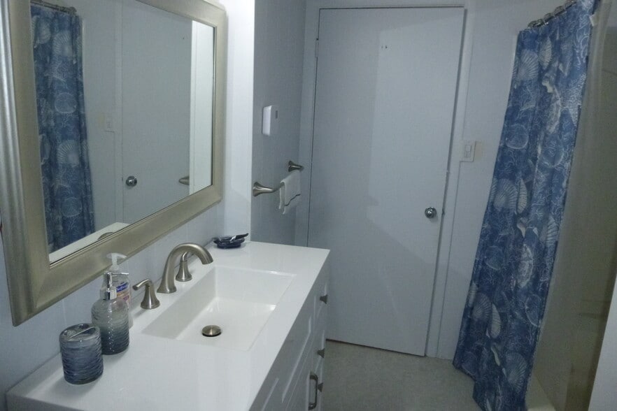 Bath now has new glassed-in shower. - 42 Market St