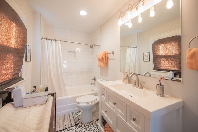 Building Photo - 2 bedroom 2 bath Madison cottage