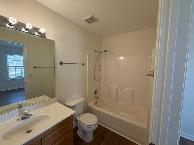 Building Photo - Available now! Great townhouse in convenient Denver, NC location