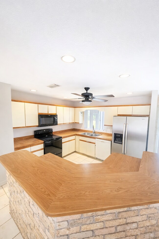 Building Photo - Little Lake Weir Waterfront FENCED 3BR/2BA on 6 Acres with Horse Barn, Private Boat Ramp & Dock