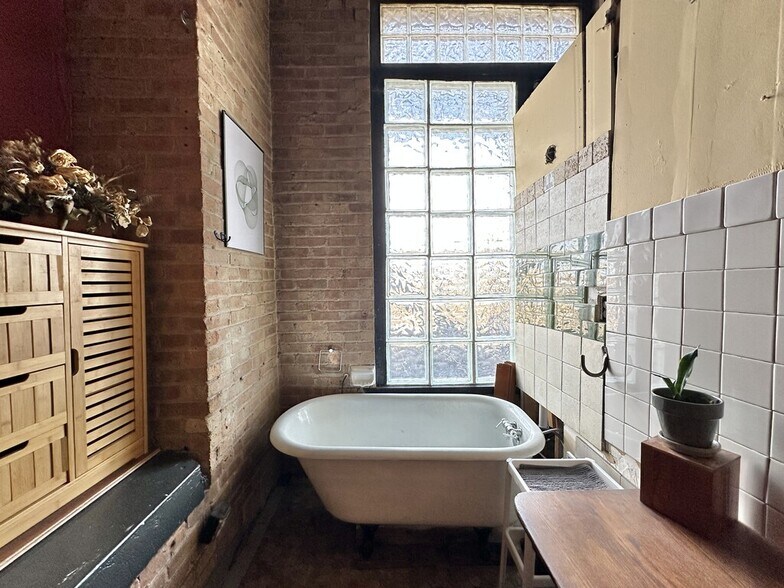 Building Photo - 3144 W Carroll Ave