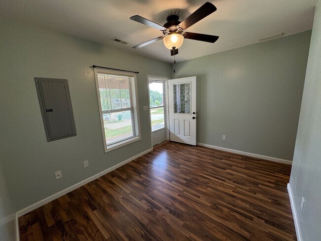 Building Photo - Weaverville - Modern, Three Bedroom, Fenced Yard