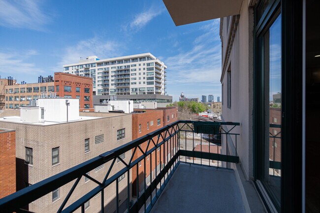 Building Photo - 680 N Green St