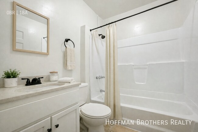 Building Photo - 722 S Alvarado St