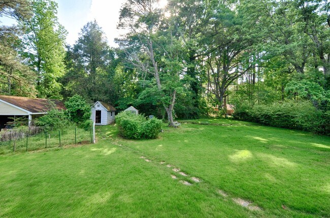 Building Photo - Country Living in Chapel Hill