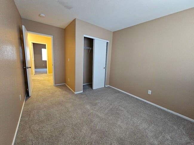 Building Photo - Spacious 4BD/3BA Home with Mountain Views ...