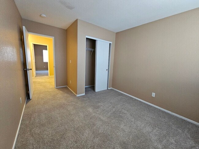 Building Photo - Spacious 4BD/3BA Home with Mountain Views in Las Vegas!