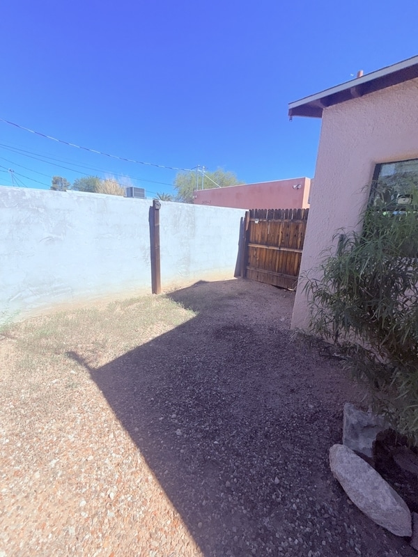 Building Photo - 2425 N Santa Rita Ave