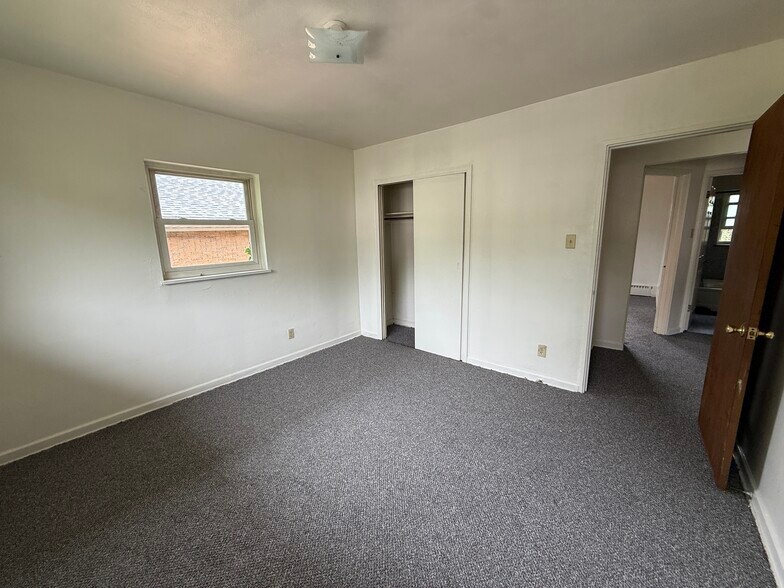 Bedroom 1 new carpet - 532 Imo Dr