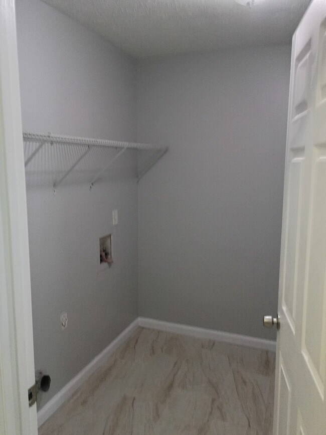 Building Photo - 152 Forest Pl