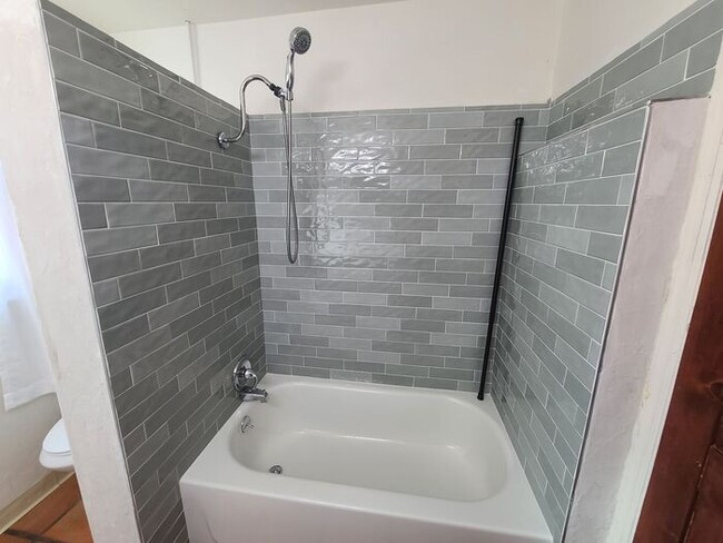 Building Photo - Charming 2 bedroom 1 bathroom