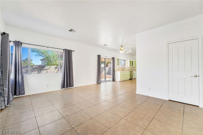 Building Photo - 1354 Silver Knoll Ave