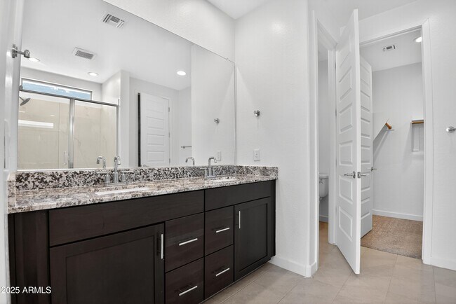 Building Photo - 2555 W Sunland Ave