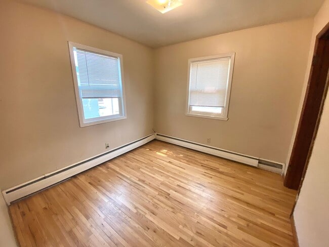 Building Photo - 4 Bed 2 Bath Home!