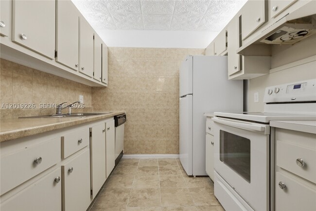 Building Photo - 151 SW 134th Way