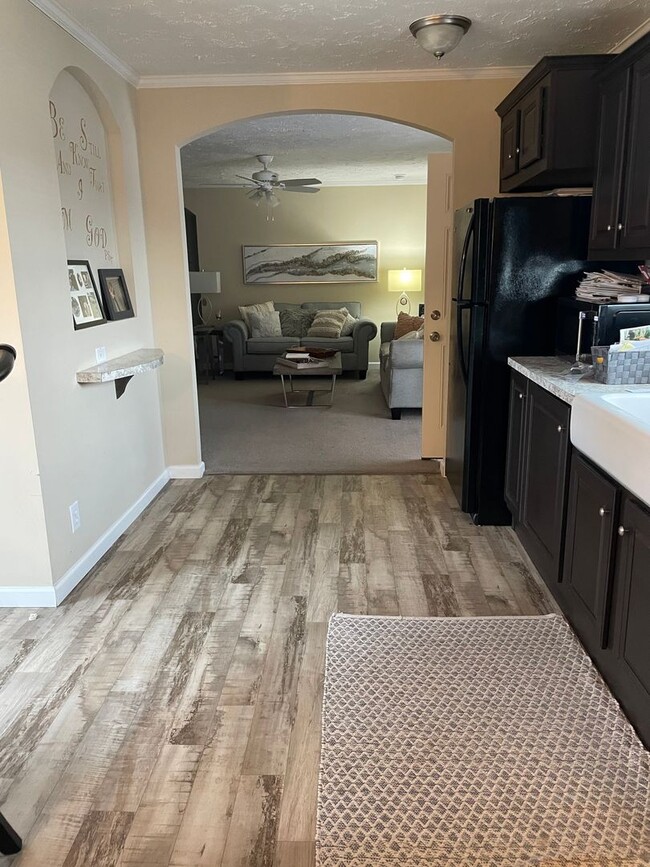 Building Photo - 3 Bedroom 2 Bath Home with large Sunroom i...