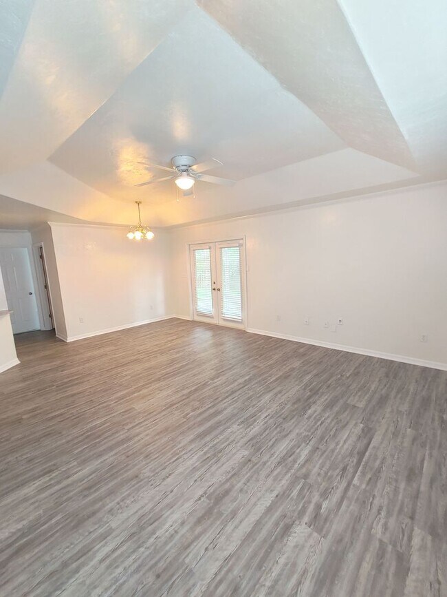 Building Photo - * PRICE DROP * 2/2 House with Garage in Pa...