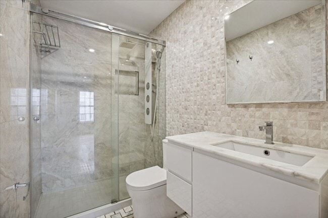 Building Photo - Spacious 2BR/2.5BA Townhouse-Style Condo in Gated Mount Pleasant Community