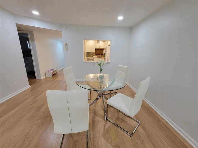 Building Photo - 9411 N Hollybrook Lake Dr