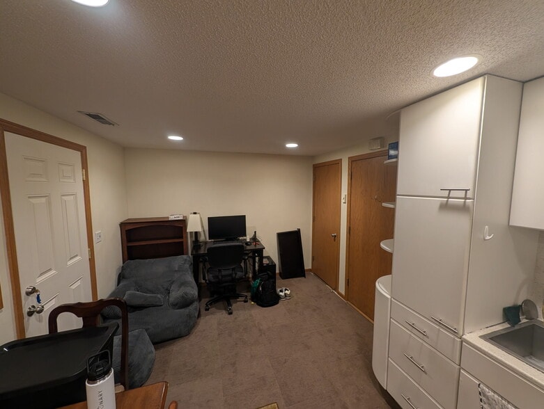 desk area and coat closet - 924 Dartmouth Pl SE
