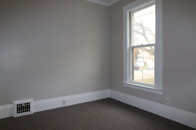 Building Photo - Large Updated 4 Bedroom Single Family Home