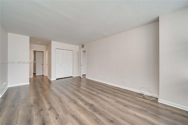 Building Photo - 2500 Parkview Dr