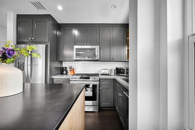 Building Photo - 150 NE 50th St