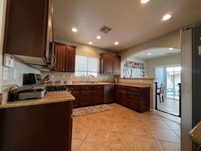 Building Photo - ABSOLUTELY AMAZING! Large 4 bedroom 2 stor...