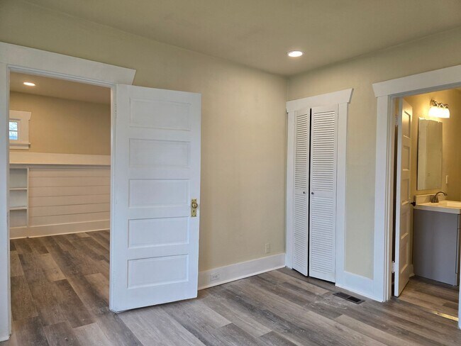 Building Photo - 2 Bedroom Duplex with Basement & 2-Car Garage