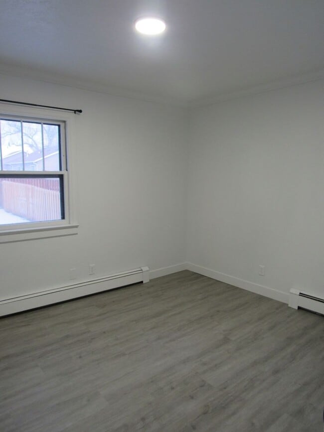 Building Photo - Updated 4 Bedroom Home! Heat Paid!