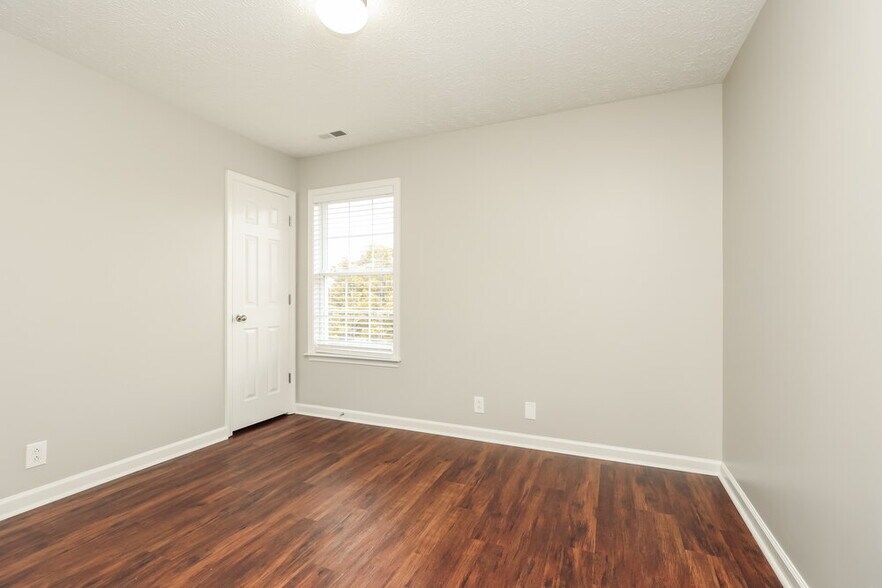 Building Photo - 1260 Lasalle Dr