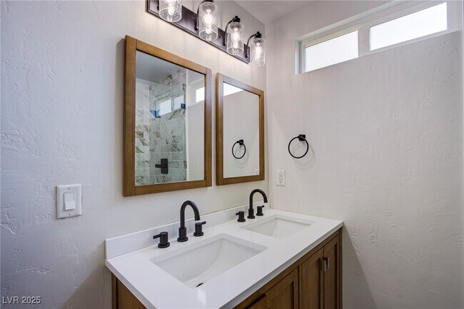 Building Photo - 1046 E Hassett Ave