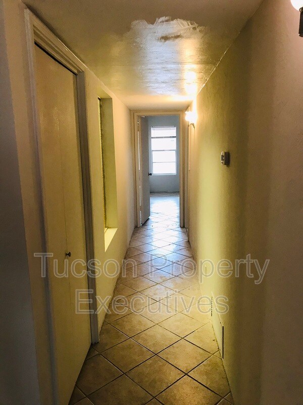 Building Photo - 7742 E Tanque Verde Ln