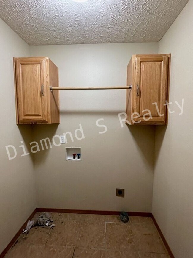 Building Photo - Cute 2 Bed Duplex Available Now - 2 bed, 2 bath, 1 car garage!