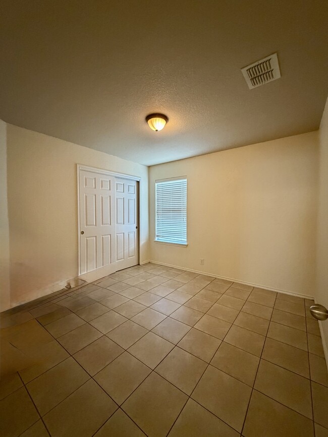 Building Photo - 419 Dolly Dr