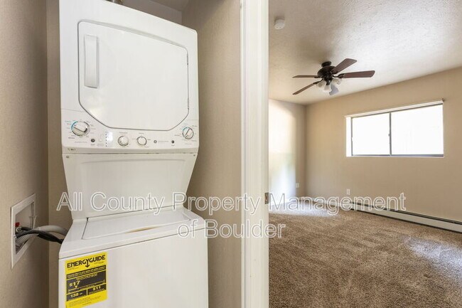 Building Photo - 695 Manhattan Dr