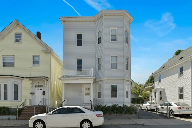 Building Photo - 166 Sydney St