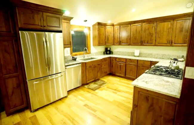 Building Photo - Available Now! Boulder's best kept secret....