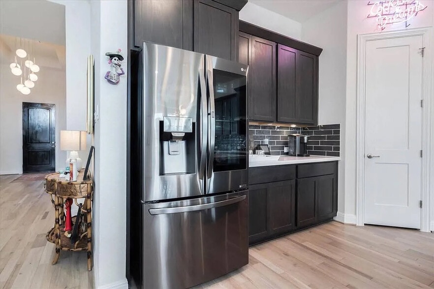 Building Photo - Room in House on Fresno Ave