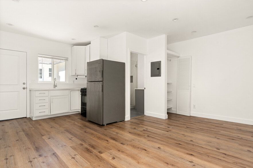 Building Photo - 5840 Allott Ave