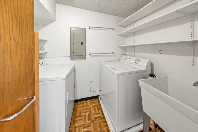 Building Photo - Charming Vintage Second Floor Duplex with In-Unit Laundry in Heart of Oak Park