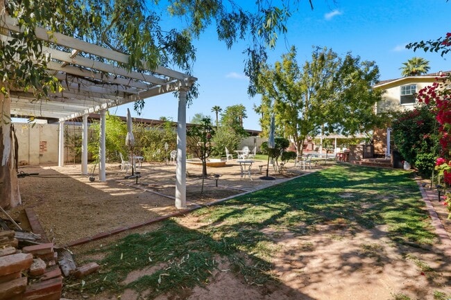 Building Photo - WONDERFUL HISTORIC 5 BED 3 BATH PROPERTY WITH CARRIAGE HOUSE