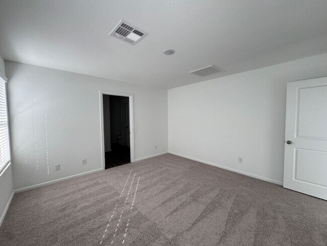 Building Photo - 3 bedroom Newer home
