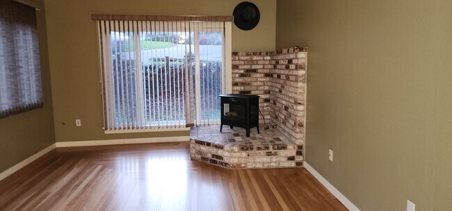 Building Photo - Duplex Home in Rio Dell!