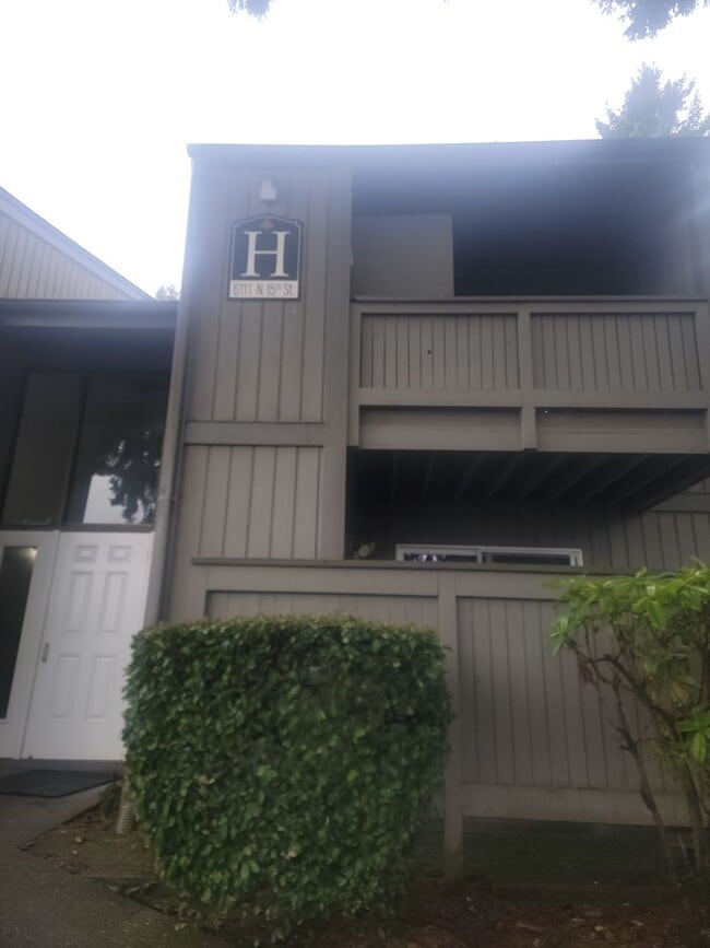 Building Photo - 2 Bedroom, North Tacoma, $1395 + $100 w/s/g = $1495.00, upper floor apartment