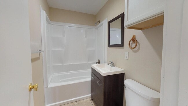 Building Photo - 2 Bedroom, 1 Bathroom Home in Hoisington, KS