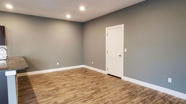 Building Photo - 600 N Grandstone St