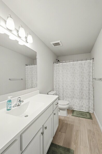 Building Photo - 202 Creek Pointe Cir
